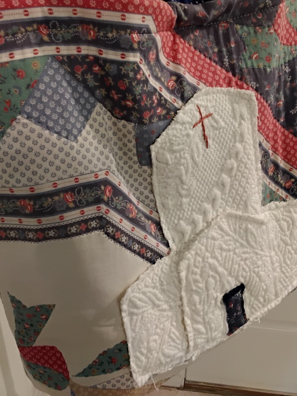 4046 Large Church Applique Quilt Tote Bag. - Picture 4 of 7